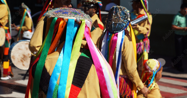 Grupo folclórico apresentando danças tradicionais de Minas Gerais.