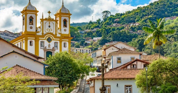 Panorama de Ouro Preto com igrejas barrocas.