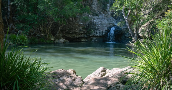 Imagem vibrante do Parque das Águas Quentes, destacando as piscinas termais e a atmosfera divertida.