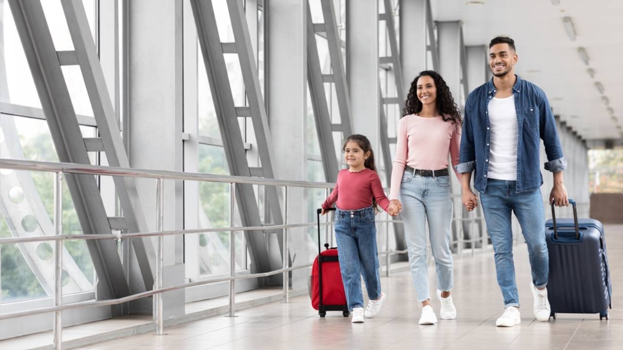 Familia feliz, indo viajar em Outubro