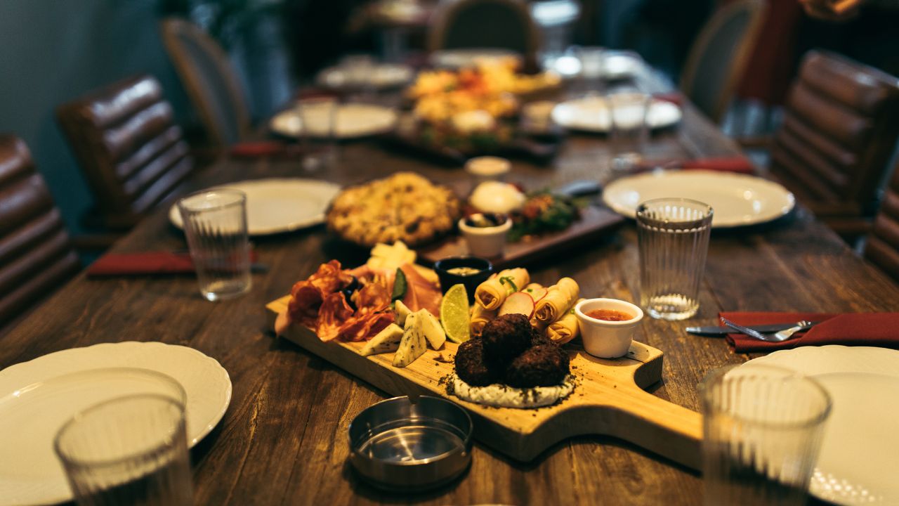 Uma mesa repleta de pratos coloridos e autênticos, representando a diversidade da gastronomia local em destinos ao redor do mundo.