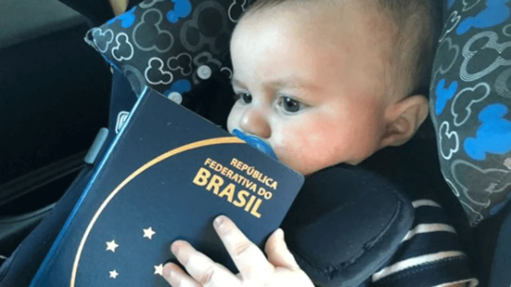 Bebê sorrindo com passaporte, símbolo de liberdade e viagens em família.