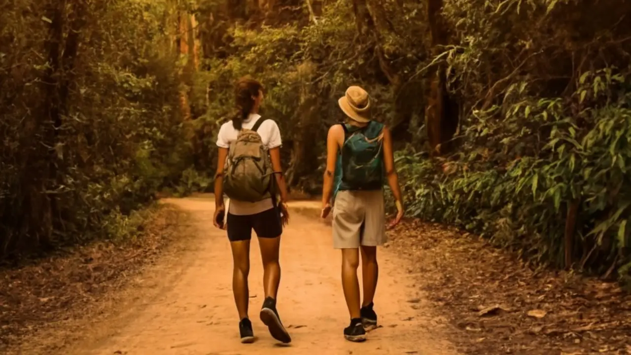 Turistas explorando a natureza em uma trilha, em forma de Turismo